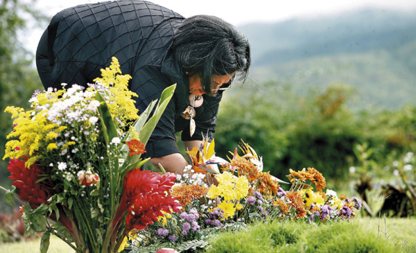 En silencio, rectora llora a su hijo