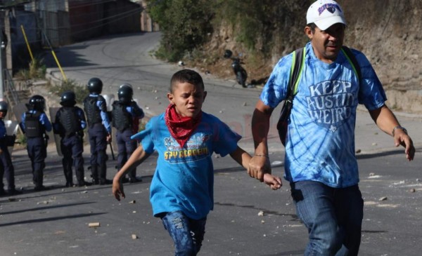 FOTOS: Momento en el que policías lanzan gas lacrimógeno a manifestantes de la aldea Yaguacire