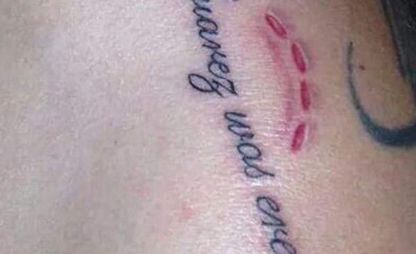 Se tatúa mordisco de Suárez pero... algo salió mal