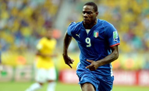 Mario Balotelli fue detenido por conducir un Ferrari a más de 200 kilómetros por hora