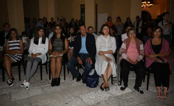 Rinden honor a la memoria del artista benigno Gómez