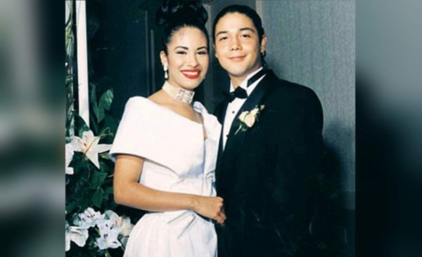 Chris Pérez recuerda a Selena Quintanilla mostrando su certificado de bodas