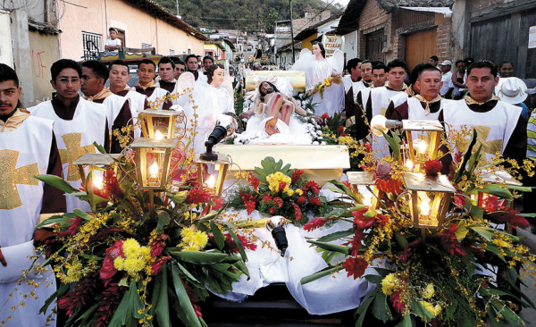 Descalzos y en el anonimato cumplen promesas en Danlí