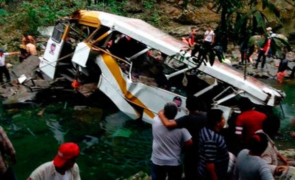 Mueren 16 personas en accidente de bus que transportaba futbolistas en México