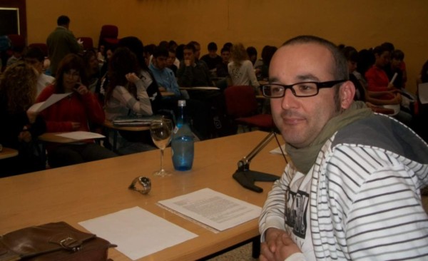 Juan Carlos Abril y su antología 'Esperar es un camino”