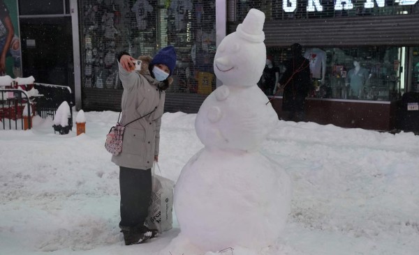 Transporte paralizado y confinamiento: alerta por nevada en Estados Unidos