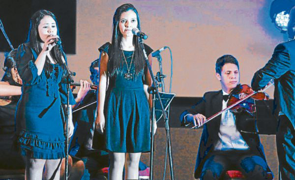 Lindas jóvenes compiten por la corona