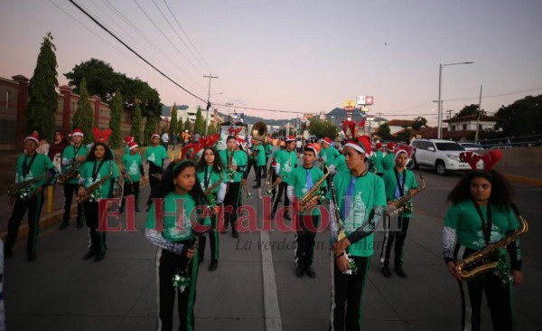 FOTOS: Colorido desfile de carrozas engalanó Tegucigalpa en época decembrina