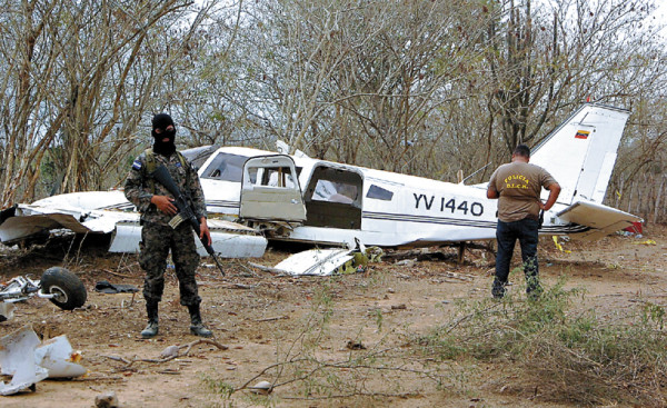 Contra árboles se estrelló narcoavioneta en el norte de Honduras