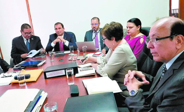 Candidatos propuestos a fiscales tienen 24 horas para aceptar su postulación