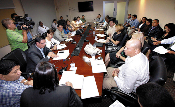 Médicos deciden si suspenden paro