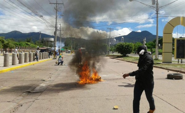 Policía desaloja a manifestantes frente a la UNAH