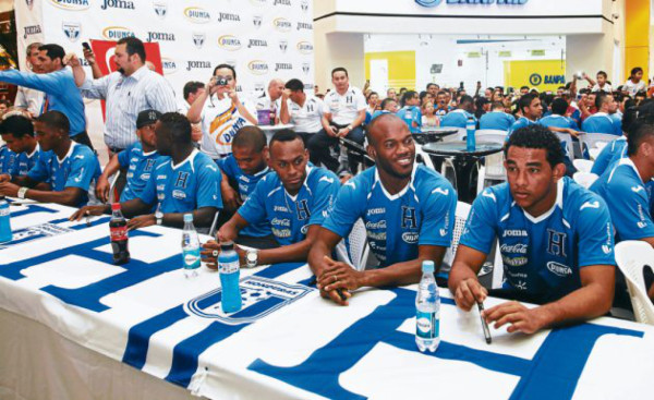Locura por una firma de la Selección de Honduras