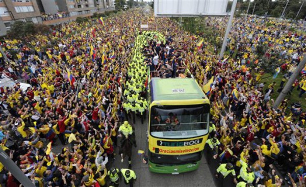 Colombia recibe como héroes a su selección de fútbol