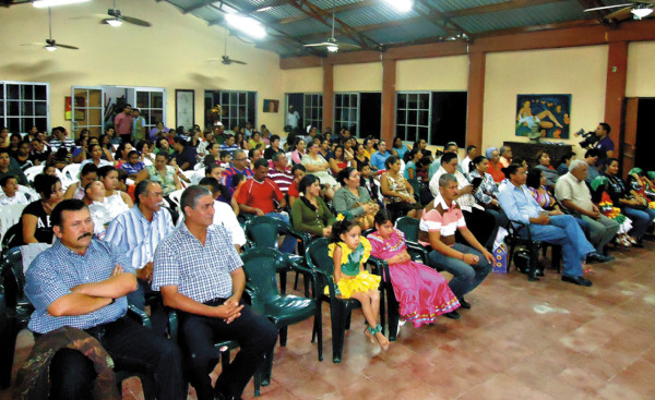 Escolares y docentes reconocen labor de periodistas de EL HERALDO