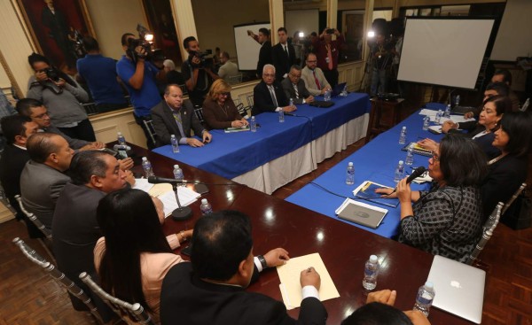 Nadie quiere ceder para resolver la crisis en la UNAH