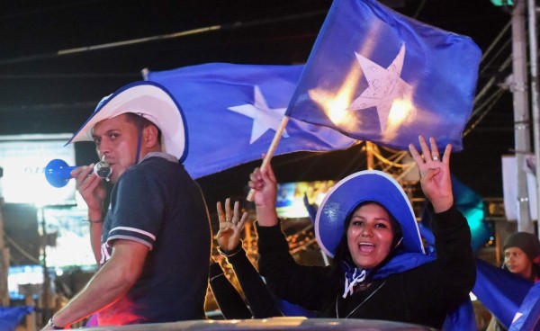 Nacionalistas muestran su apoyo a JOH por tercer día consecutivo