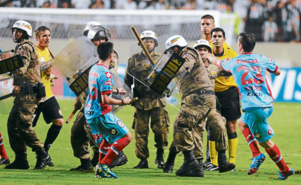 Siete jugadores del Arsenal arrestados por pelea con la policía