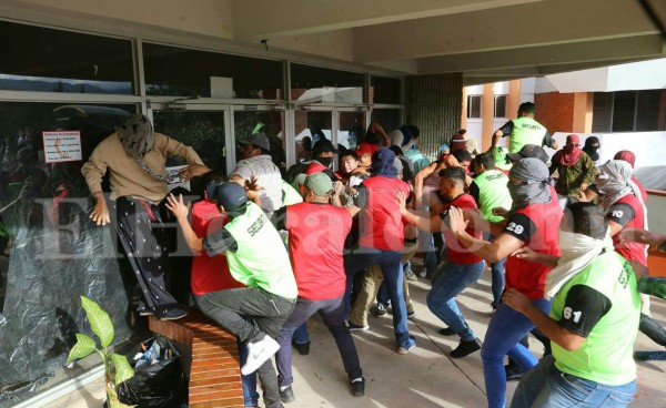 En Fotos: Así se vivió el zafarrancho entre universitarios y miembros de seguridad al interior de la UNAH