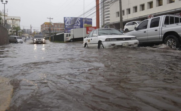 Inundaciones paralizaron tráfico en al menos cuatro bulevares