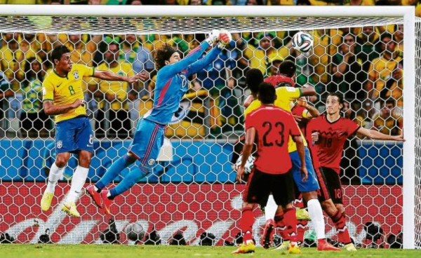 Memo Ochoa se viste de héroe ante Brasil
