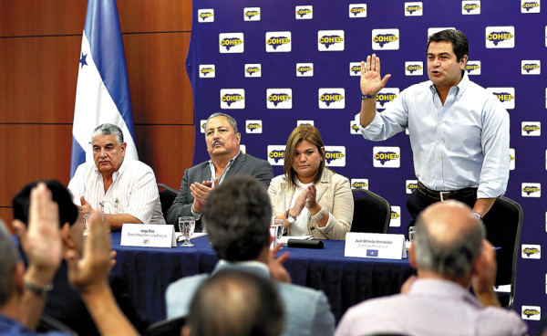 Hernández presenta su plan a empresarios