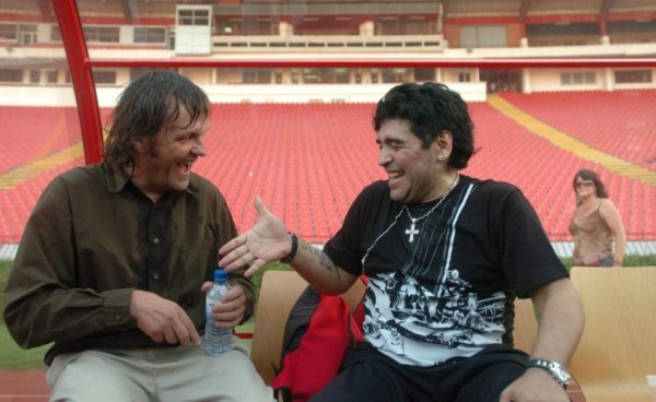 El cineasta Emir Kusturica con el argentino Diego Maradona en el dugout del estadio del Crvena Zvezda, el club serbio más laureado.