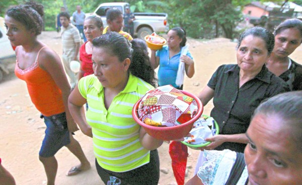 Familiares se aferran a promesa de mineros de rescatar cuerpos