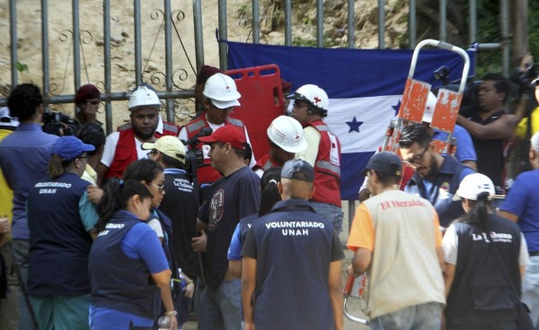 Ni malos olores ni cansancio vencen a mineros hondureños rescatistas