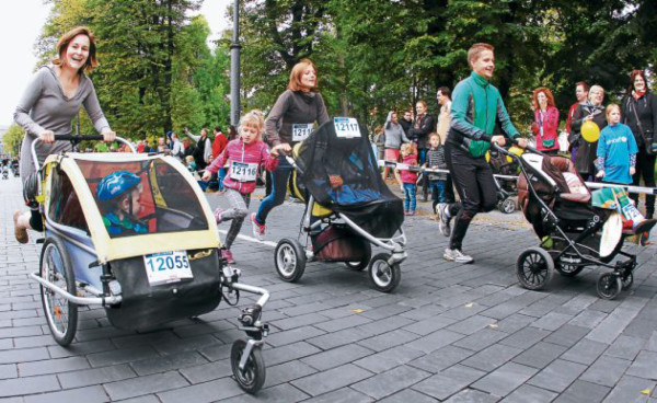 Una divertida carrera de bebés en cochecito