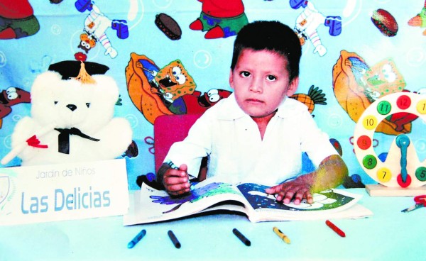 Angustiados padres piden ayuda para menor en estado vegetal