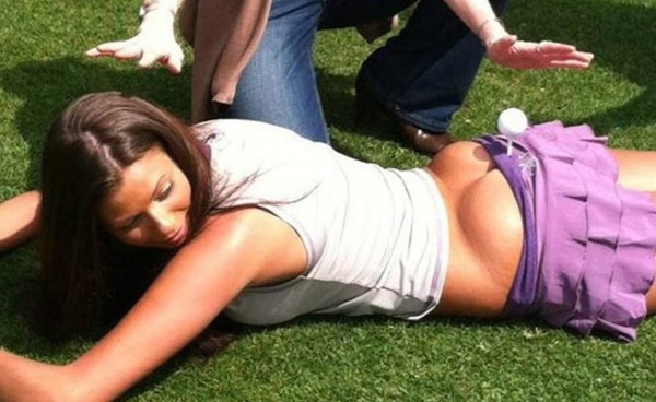 Modelo demanda a Playboy por golpe de golf en los glúteos