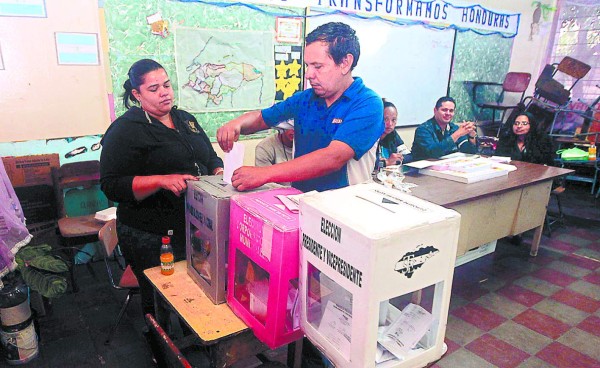 Posturas radicales atrasan dictamen de la ley electoral