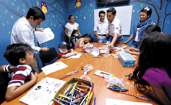 Dicen adiós al cáncer entre dibujos, música, juegos y sonrisas