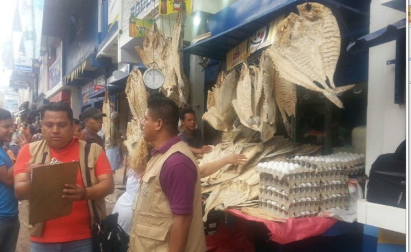 Decomisan unas 400 libras de pescado malo en la capital de Honduras