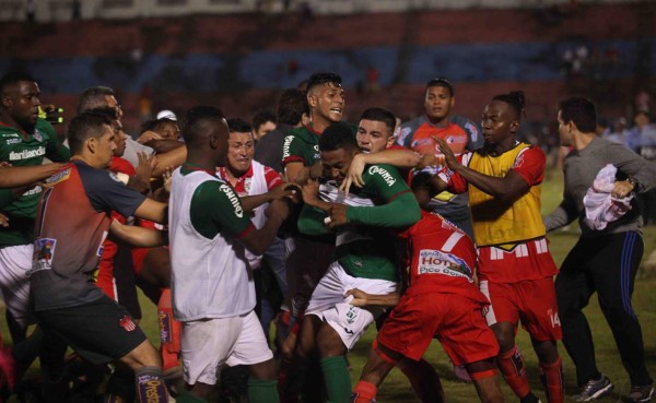 Fotos de la batalla campal en La Ceiba entre jugadores de Marathón y Vida