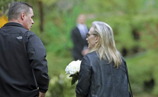 Las cenizas de Carrie Fisher son enterradas en una urna con forma de pastilla antidepresiva