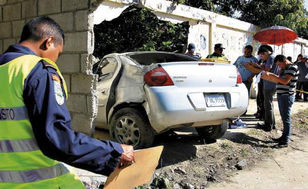 Carro embiste a familia y mata a bebé