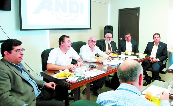 Luis Zelaya expone su plan de gobierno a empresarios