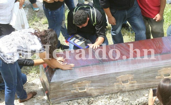 Lo que no se vio durante entierro de joven que murió tras aceptar una cita por Facebook