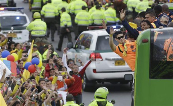 Colombia recibe como héroes a su selección de fútbol