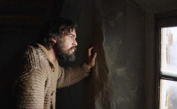 Mario Casas se roba los suspiros de sus fanáticos con nuevo y bohemio look