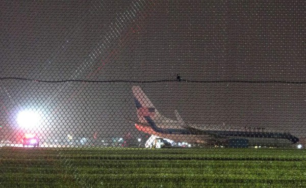 Avión del candidato a vicepresidente de Estados Unidos, Mike Pence, se sale de la pista