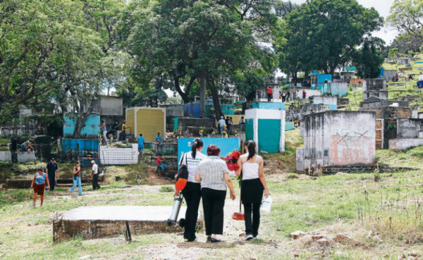 Capitalinos abarrotan cementerios en Día de Difuntos