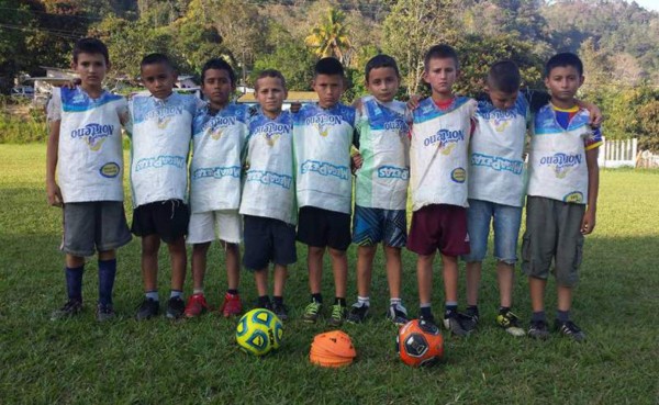 Equipo de niños hondureños viste sacos de mezcal y foto se viraliza