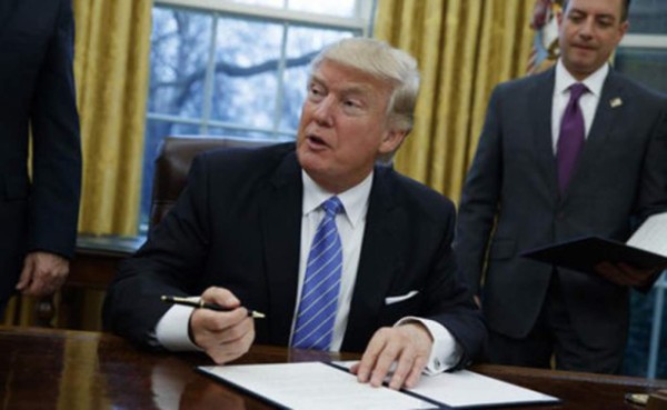 Trump firmará este lunes una nueva versión de su decreto migratorio (asesor) &nbsp;&nbsp;