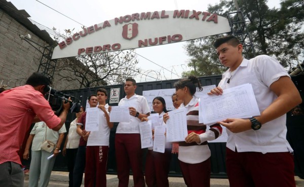 Padres de familia exigen que se derogue decreto de alfabetización