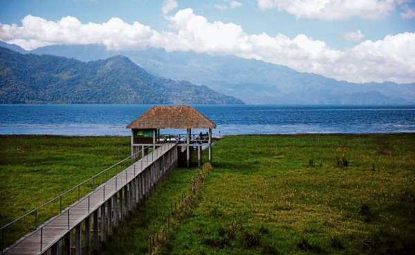 Suculenta oferta gastronómica frente al hermoso paisaje del Lago de Yojoa