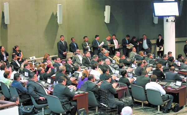 Jefes de bancadas deben responder por fondos