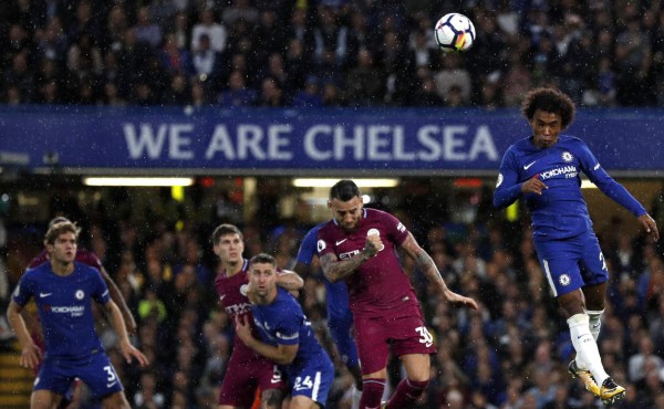Los dos equipos de Mánchester abren hueco en la Premier League